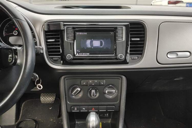 Used Volkswagen Beetle 2016 180TSI Club Edition Audio And AC Panel