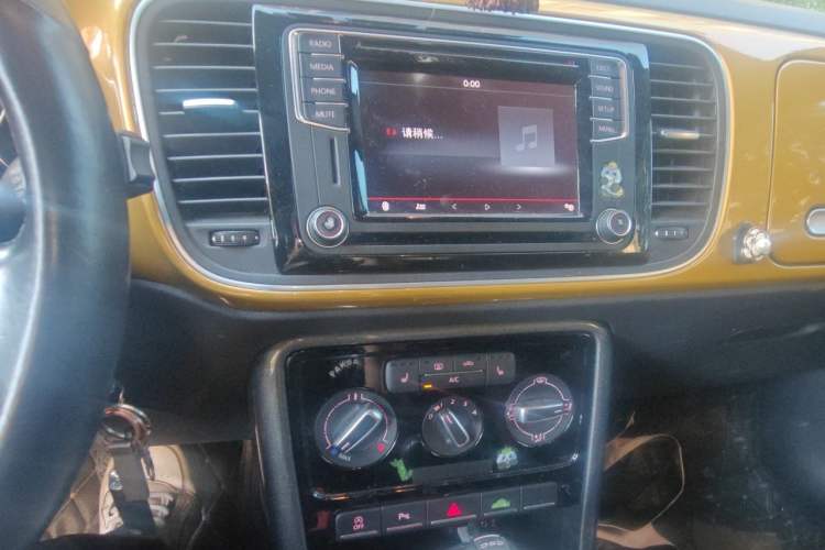Used Volkswagen Beetle 2016 180TSI Dune Off-Road Edition Audio And AC Panel