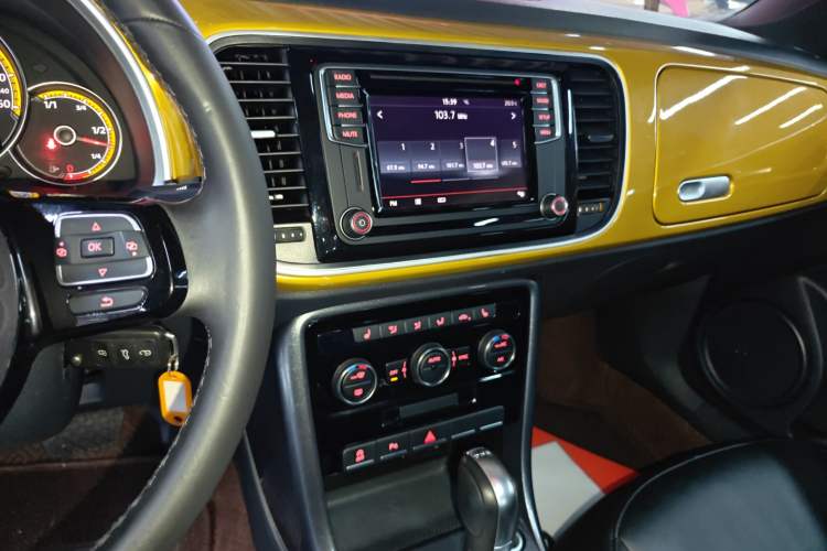 Used Volkswagen Beetle 2017 280TSI Dune Off-Road Edition Audio And AC Panel