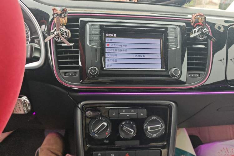 Used Volkswagen Beetle 2017 180TSI Pink Beauty Edition Audio And AC Panel