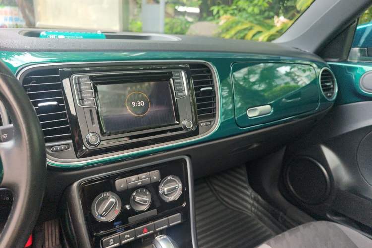 Used Volkswagen Beetle 2017 180TSI Emerald Classic Edition Audio And AC Panel