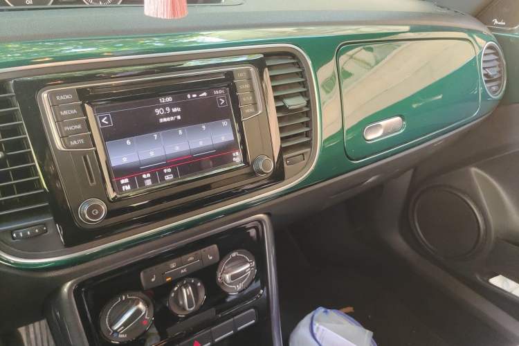 Used Volkswagen Beetle 2017 180TSI Emerald Classic Edition Audio And AC Panel