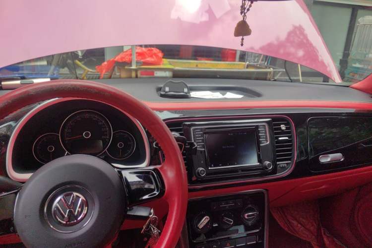 Used Volkswagen Beetle 2017 180TSI Pink Beauty Edition Center Console