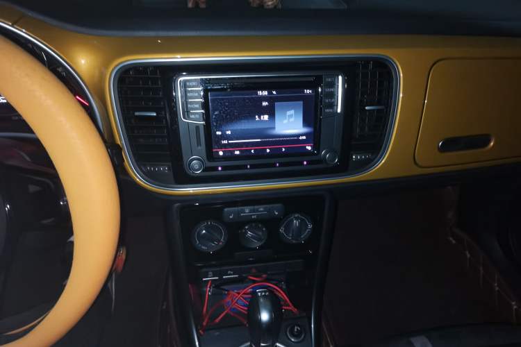 Used Volkswagen Beetle 2017 180TSI Dune Off-Road Edition Audio And AC Panel