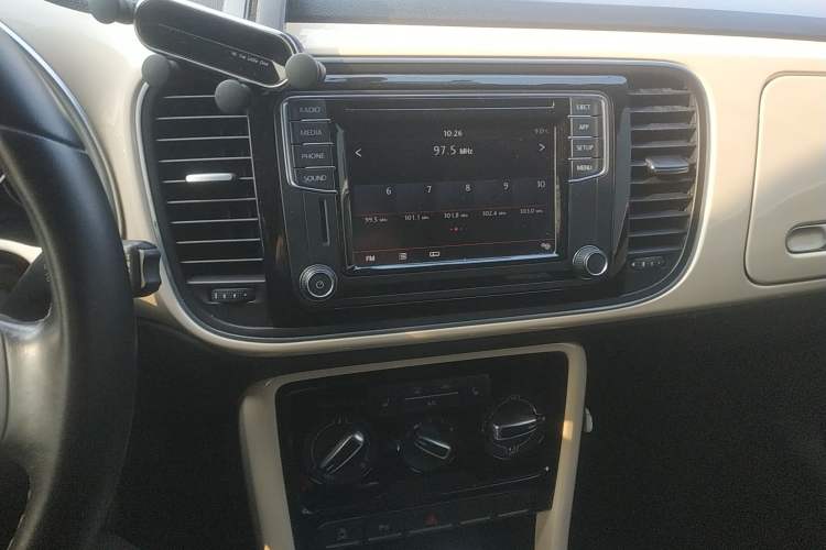 Used Volkswagen Beetle 2018 180TSI Joyful Orange Edition Audio And AC Panel