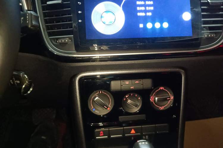 Used Volkswagen Beetle 2018 180TSI Yile Model Audio And AC Panel