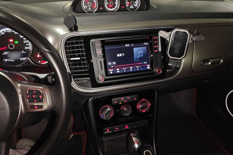 Used Volkswagen Beetle 2018 180TSI Obsidian Series Special Edition Audio And AC Panel