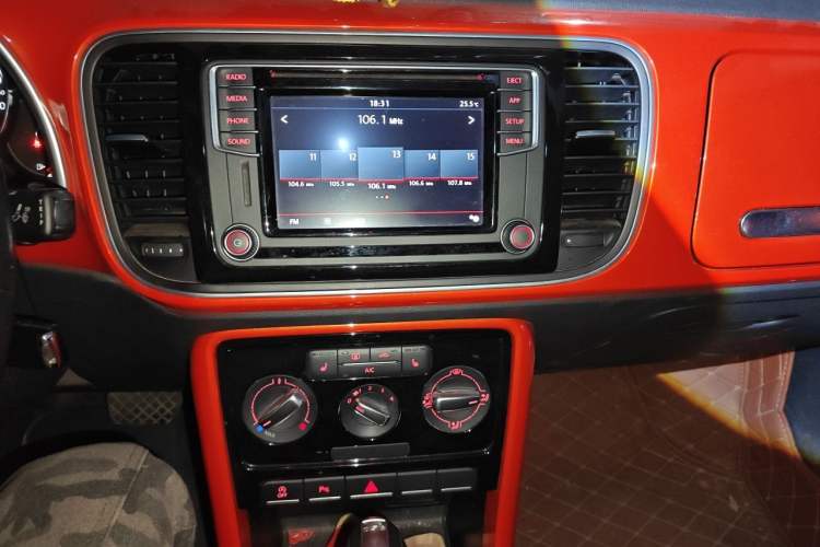 Used Volkswagen Beetle 2018 180TSI Joyful Orange Edition Audio And AC Panel