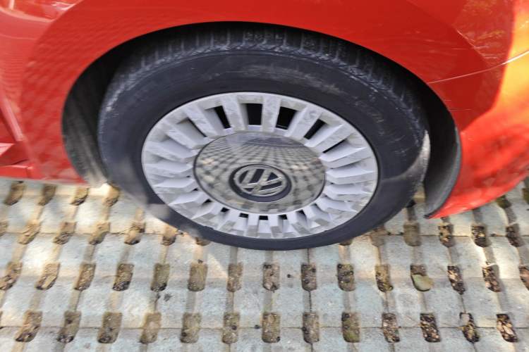 Used Volkswagen Beetle 2018 180TSI Joyful Orange Edition Right Front Wheel Hub
