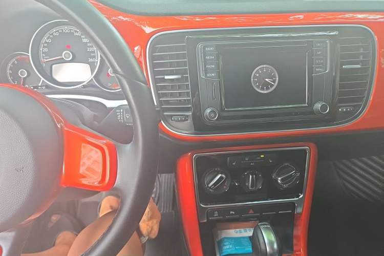 Used Volkswagen Beetle 2018 180TSI Joyful Orange Edition Audio And AC Panel