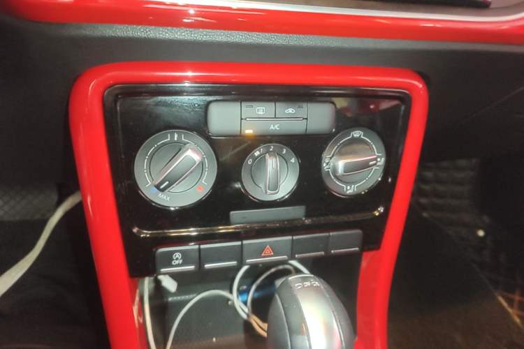 Used Volkswagen Beetle 2018 180TSI Yile Model Audio And AC Panel