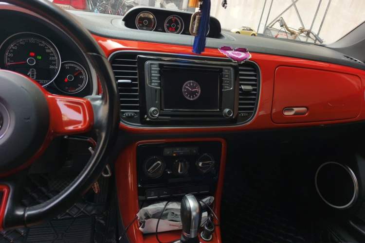 Used Volkswagen Beetle 2018 180TSI Joyful Orange Edition Audio And AC Panel