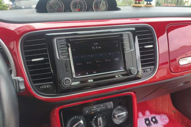 Used Volkswagen Beetle 2018 180TSI Majestic Red Edition Audio And AC Panel