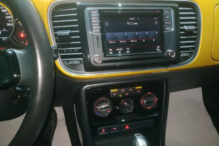 Used Volkswagen Beetle 2018 180TSI Dune Off-Road Edition Audio And AC Panel