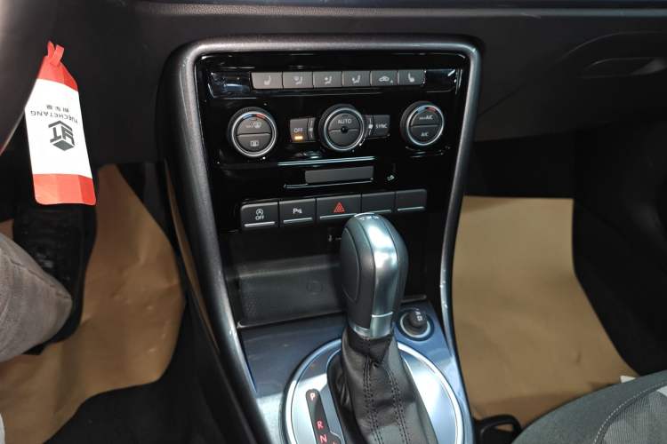 Used Volkswagen Beetle 2019 180TSI Classic Edition Audio And AC Panel