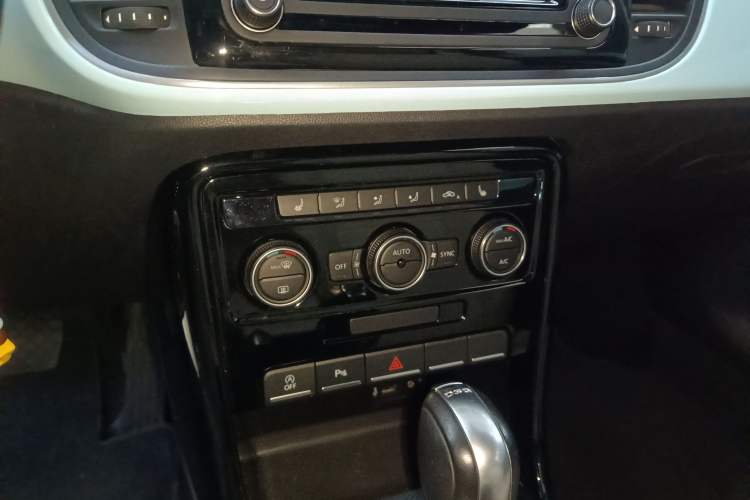 Used Volkswagen Beetle 2019 180TSI Collector's Edition Audio And AC Panel
