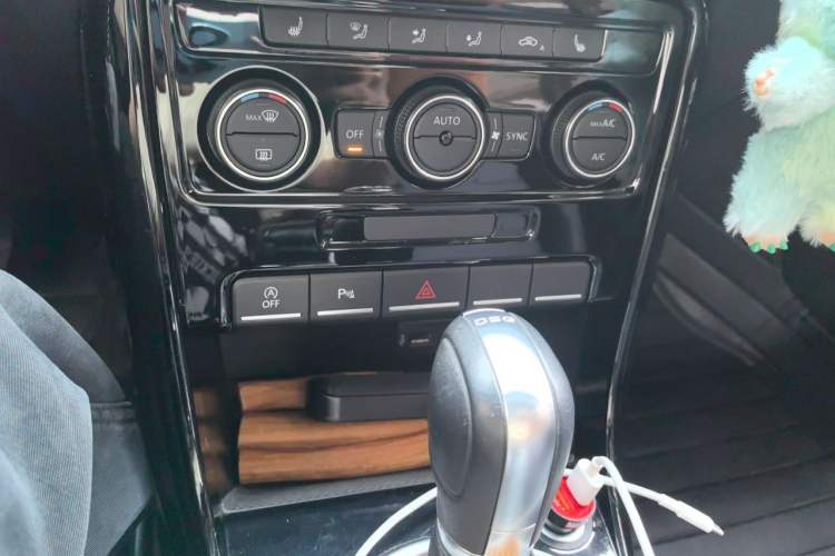 Used Volkswagen Beetle 2019 180TSI Collector's Edition Audio And AC Panel