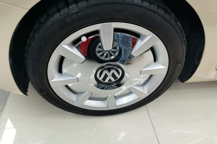 Used Volkswagen Beetle 2019 280TSI Collector's Edition Left Front Wheel Hub