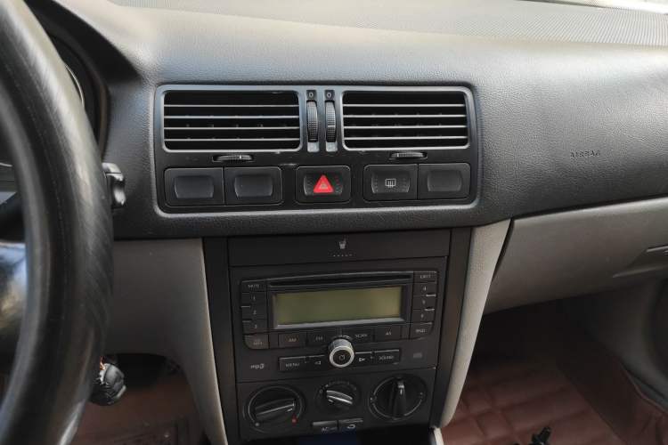 Used Volkswagen Bora 2006 1.6 Automatic Fashion TL Audio And AC Panel
