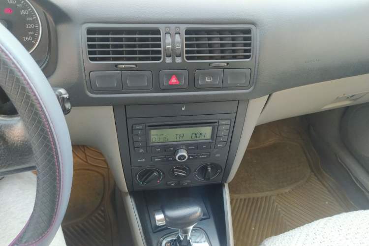 Used Volkswagen Bora 2006 1.6 Automatic Fashion TL Audio And AC Panel