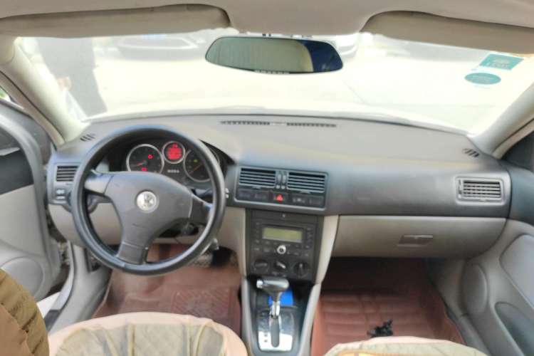 Used Volkswagen Bora 2006 1.6 Automatic Fashion TL Center Console