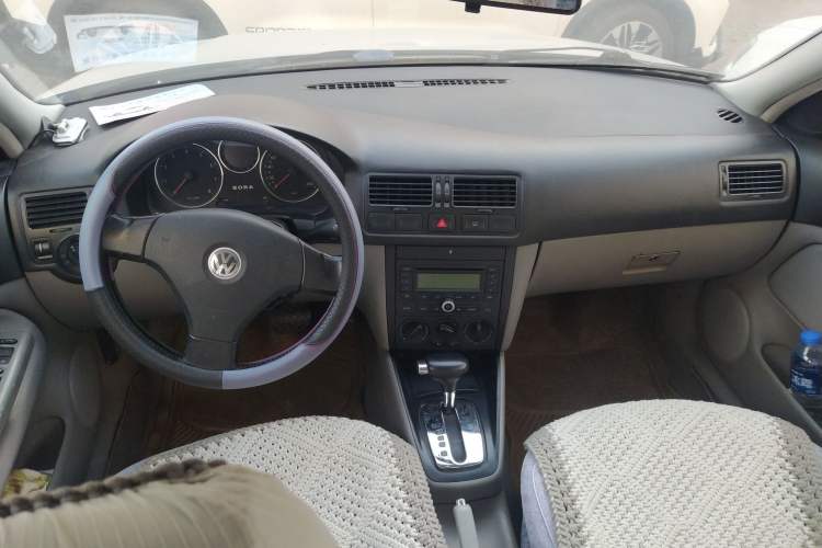 Used Volkswagen Bora 2006 1.6 Automatic Fashion TL Center Console