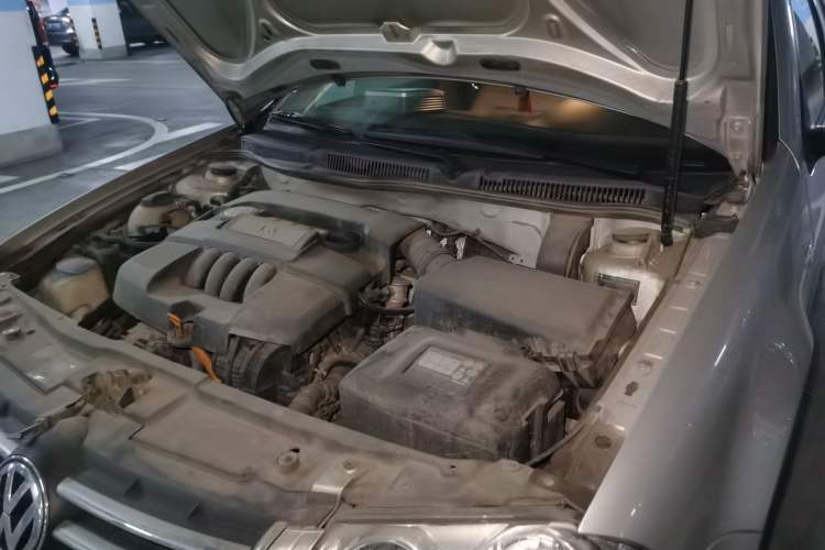 Used Volkswagen Bora 2006 1.6 Automatic Luxury HL Engine Bay Left