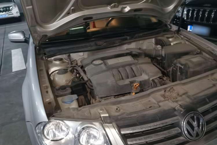 Used Volkswagen Bora 2006 1.6 Automatic Luxury HL Engine Bay Right