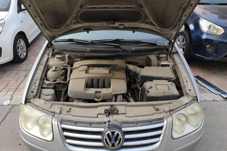 Used Volkswagen Bora 2006 1.6 Automatic Fashion TL Engine Bay