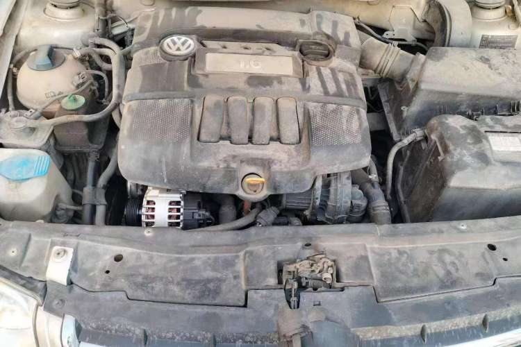 Used Volkswagen Bora 2006 1.6 Manual Luxury HL Engine Bay