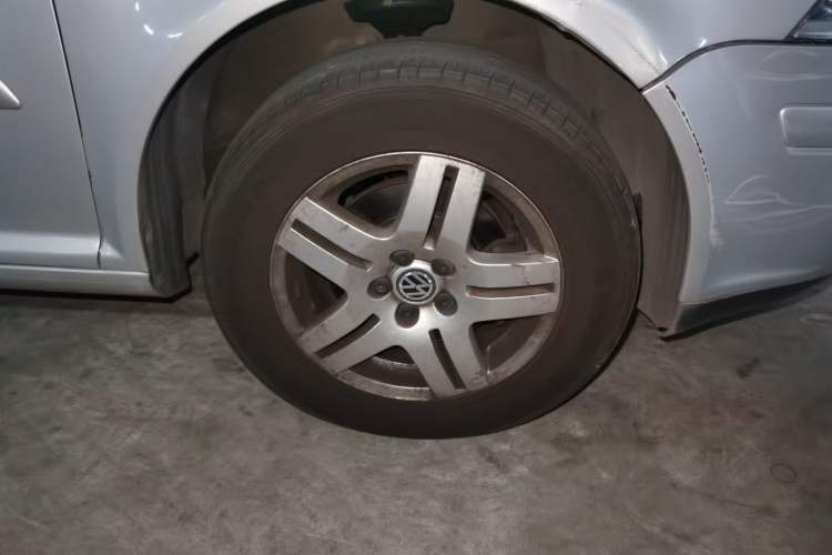Used Volkswagen Bora 2006 1.6 Automatic Luxury HL Right Front Wheel Hub