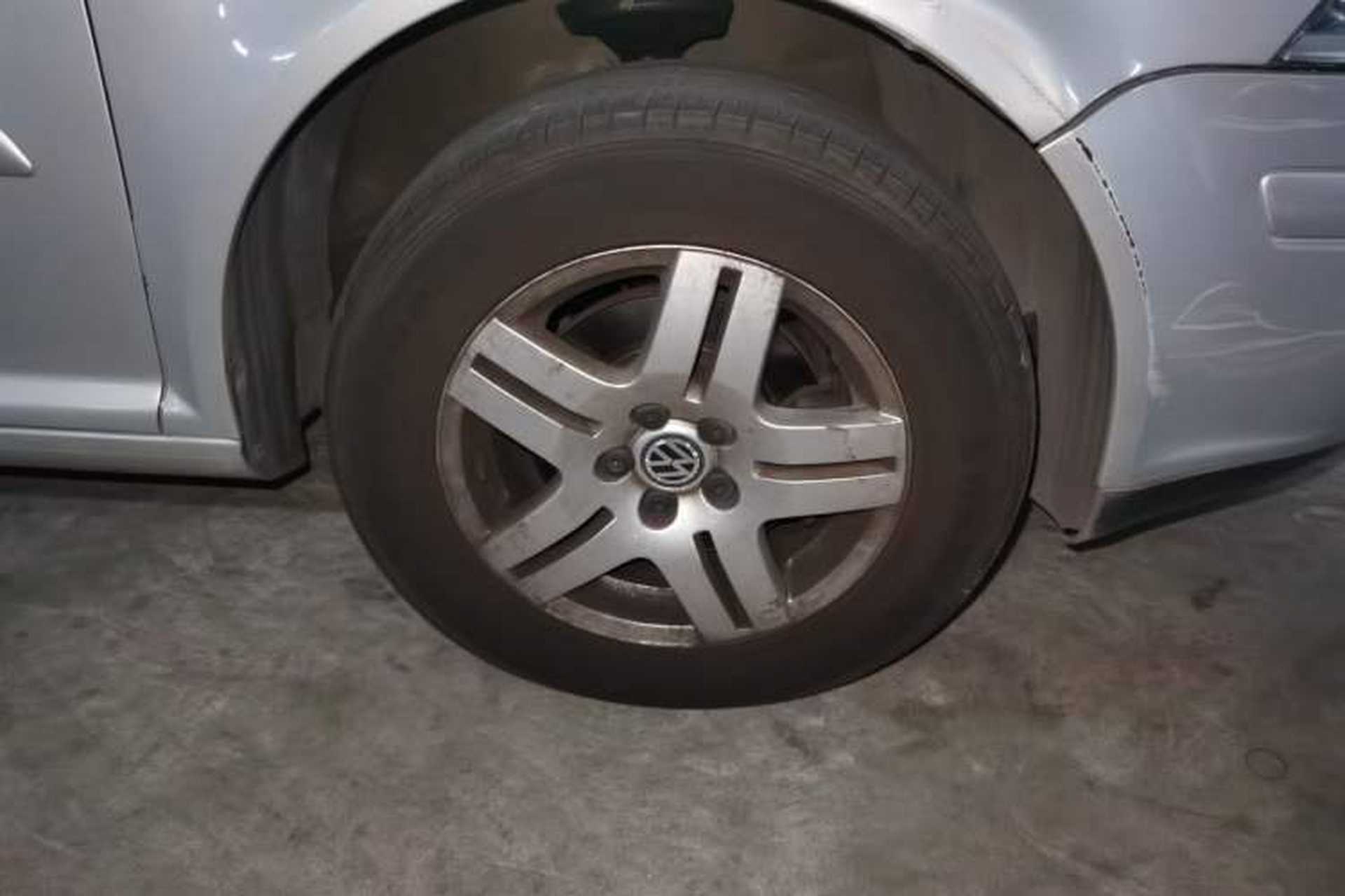 Used Volkswagen Bora 2006 1.6 Automatic Luxury HL Right Front Wheel Hub