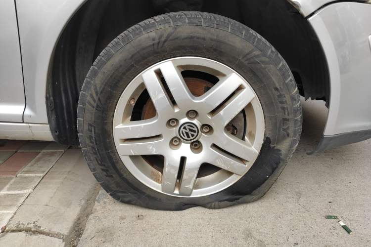 Used Volkswagen Bora 2006 1.6 Automatic Fashion TL Right Front Wheel Hub