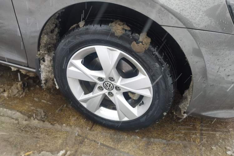 Used Volkswagen Bora 2006 1.6 Manual Luxury HL Right Front Wheel Hub