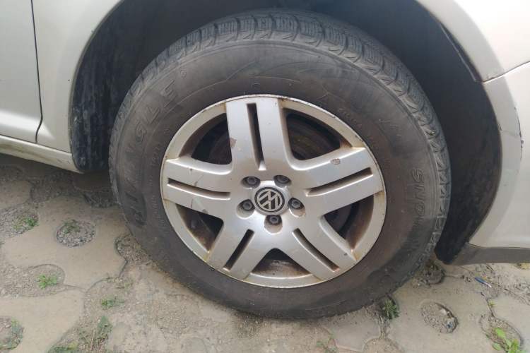 Used Volkswagen Bora 2006 1.6 Automatic Fashion TL Right Front Wheel Hub