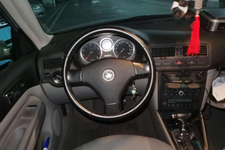 Used Volkswagen Bora 2006 1.6 Automatic Luxury HL Steering Wheel