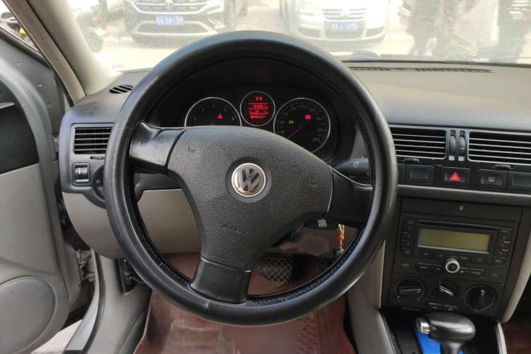 Used Volkswagen Bora 2006 1.6 Automatic Fashion TL Steering Wheel