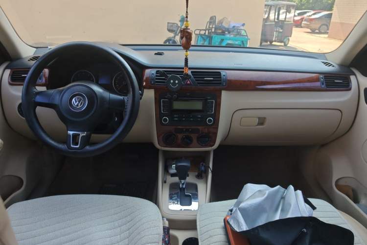 Used Volkswagen Bora 2008 1.6L Automatic Comfort Edition Center Console