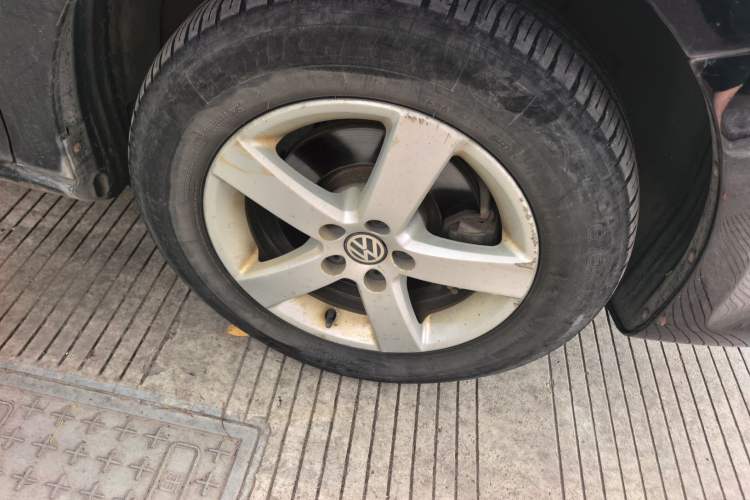 Used Volkswagen Bora 2008 1.6L Automatic Comfort Edition Right Front Wheel Hub