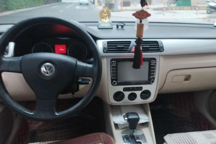 Used Volkswagen Bora 2008 1.6L Automatic Comfort Edition Center Console