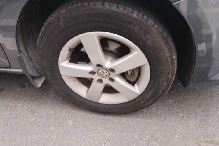 Used Volkswagen Bora 2008 1.6L Automatic Comfort Edition Right Front Wheel Hub