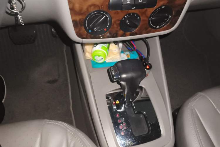 Used Volkswagen Bora 2008 2.0L Automatic Comfort Edition Gear Lever