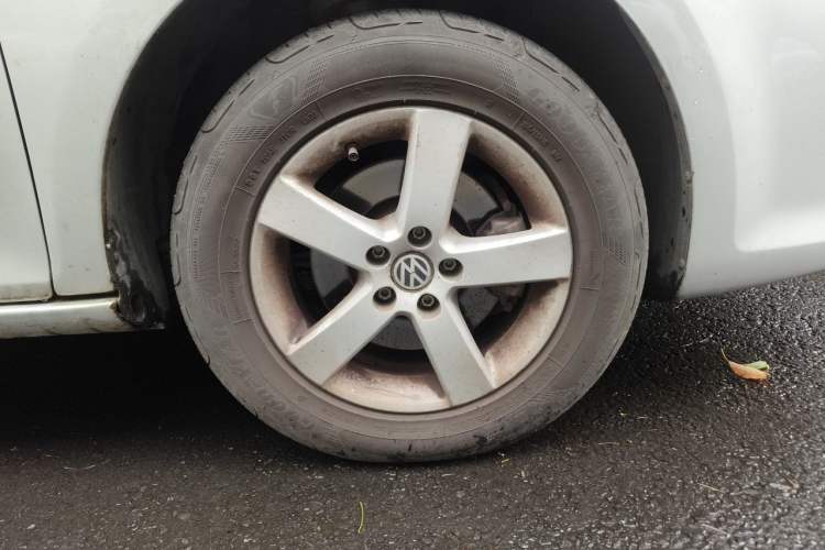 Used Volkswagen Bora 2008 2.0L Automatic Comfort Edition Right Front Wheel Hub
