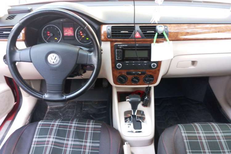 Used Volkswagen Bora 2008 1.6L Automatic Comfort Edition Center Console