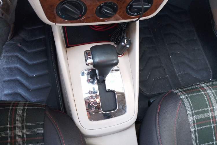Used Volkswagen Bora 2008 1.6L Automatic Comfort Edition Gear Lever