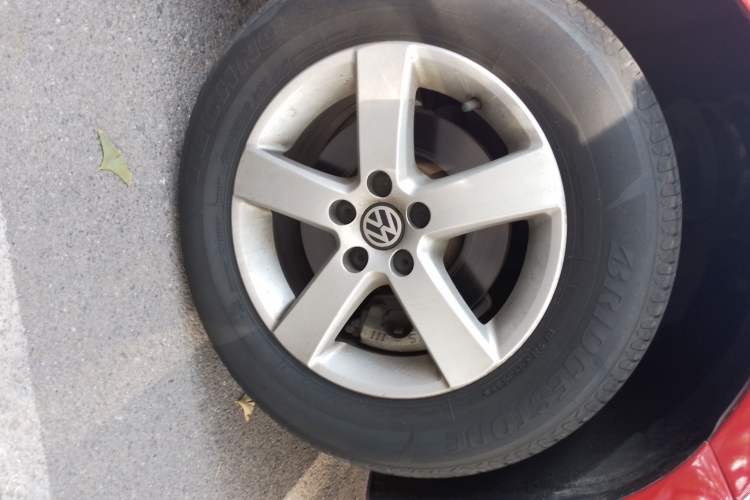 Used Volkswagen Bora 2008 1.6L Automatic Comfort Edition Right Front Wheel Hub
