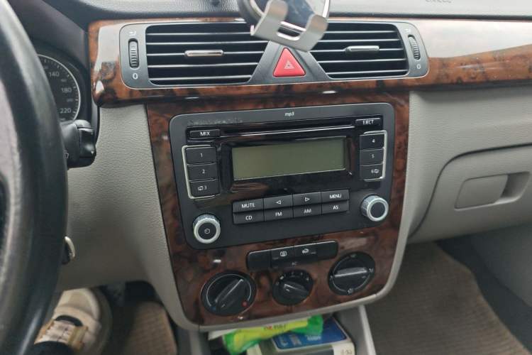 Used Volkswagen Bora 2008 1.6L Automatic Comfort Edition Audio And AC Panel