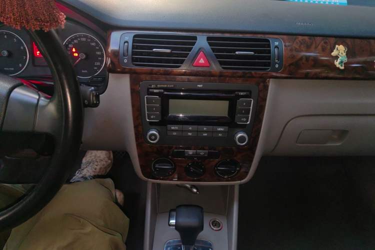 Used Volkswagen Bora 2008 1.6L Automatic Comfort Edition Audio And AC Panel