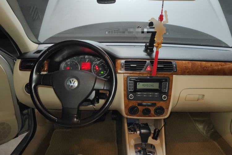 Used Volkswagen Bora 2008 1.6L Automatic Comfort Edition Center Console