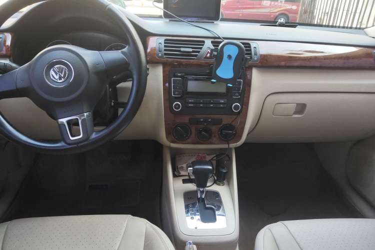 Used Volkswagen Bora 2008 1.6L Automatic Comfort Edition Center Console